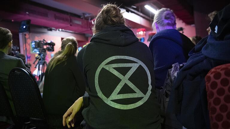 Das Logo der Umweltschutzgruppe 'Extinction Rebellion' ist bei einem Pressegespräch der Umweltschützer auf dem Shirt eines Aktivisten in Berlin zu sehen. Dort stellten Mitglieder ihre Aktion 'Berlin blockieren' vor. Das Logo der Umweltschutzgruppe 'Extinction Rebellion' ist bei einem Pressegespräch der Umweltschützer auf dem Shirt eines Aktivisten in Berlin zu sehen. Dort stellten Mitglieder ihre Aktion 'Berlin blockieren' vor.