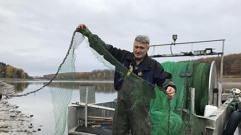 Der größte See in Unterfranken, der Ellertshäuser See, wird mit Schleppnetzen abgefischt.