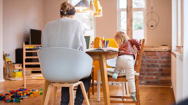 Familie.jpeg       -  Eine Familie mit Kindern erhält mehr Bürgergeld als eine Einzelperson. Wie viel genau, hängt von unterschiedlichen Faktoren ab.