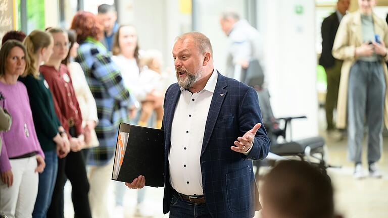 'Es gibt immer zwei Seiten der Medaille', sagte Landrat Eberth am Freitag zu den gut 80 Beschäftigten des Kommunalunternehmens, die aus Solidarität zu ihrer Chefin Eva von Vietinghoff-Scheel im Foyer der Seniorenwohnanlage am Würzburger Hubland Spalier standen.&nbsp;