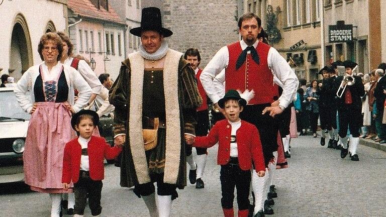 Unvergesslich für Max und Bastian Hochrein als Kinder: Der Einzug mit dem legendären Ratsherrn Waldemar Sperling.