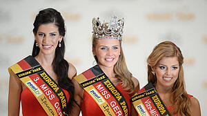 Miss Germany       -  Die Drittplazierte Lisa Wargulski (l) aus Wildau, die neu gewählte Miss Germany 2015, Olga Hoffmann aus Münster, und die Zweitplazierte Julia Kraml (r) aus Bad Abbach stehen am 28.02.2015 im Europa-Park in Rust (Baden-Württemberg) bei der Wahl zur Miss Germany 2015 auf der Bühne.