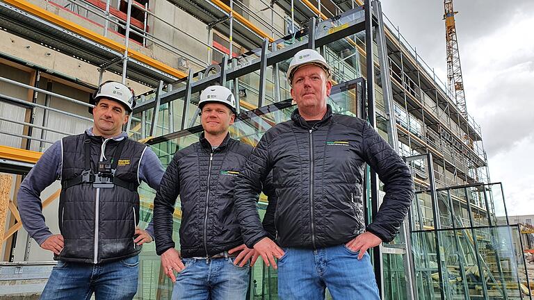 Die 'Helden der Baustelle': Ein Film-Team im Auftrag des Fernsehsenders DMAX begleitete einen Tag lang die Montagearbeiten auf einer Münchner Baustelle. Krzysztof Lutecki (von links nach rechts), Teamleiter Montage, Steffen Scholz, Montageleiter, und Martin Pagel, Objektleiter, von der Bastheimer Firma Seufert-Niklaus erklärten die Vorgehensweise und die eingesetzten Maschinen.