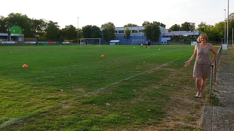 Der Sportplatz des SV Bergtheim wird regelmäßig bewässert. 'Er ist unser Kapital und unsere Geschäftsgrundlage', sagt Vereinsvorsitzende Sitta Kaufmann. Das Wasser in der Zisterne dient auch dem Brandschutz der Willi-Sauer-Halle und des Sportheims im Hintergrund.