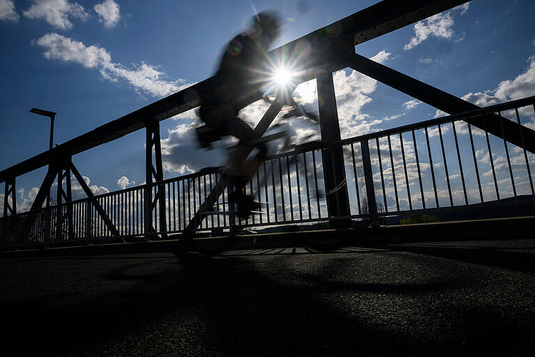 Auf der Stahlbrücke bei Zellingen geht es über den Main. Ein schöner Ort um zu verweilen und die Binnenschiffe zu beobachten.&nbsp;