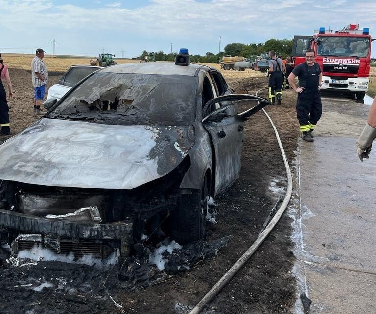 Ein Raub der vom Wind angefachten Flammen wurde das Privatauto von Kreisbrandmeister Tobias Nahr, der als Erster am Brandort eingetroffen war. Ein Raub der vom Wind angefachten Flammen wurde das Privatauto von Kreisbrandmeister Tobias Nahr, der als Erster am Brandort eingetroffen war.
