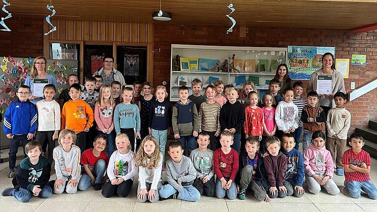 50 Schülerinnen und Schüler der Klassen 1a und 1b der Grundschule Zellingen-Retzbach dürfen beim Schulprogramm Klasse2000&nbsp; der AOK mitmachen.