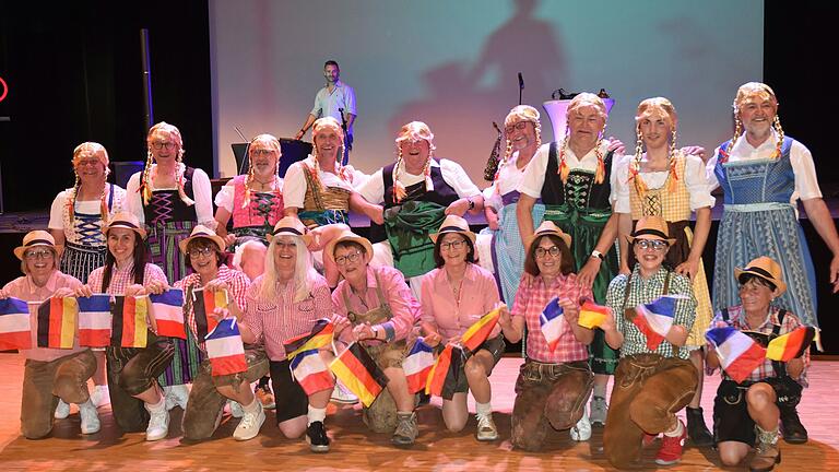 Die Delegation aus Eltmann begeisterte in Frankreich mit einem Volkstanz der etwas anderen Art.