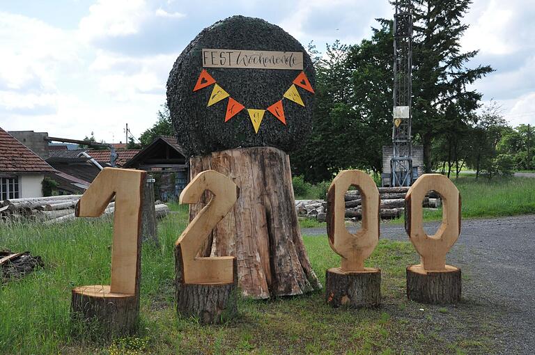 Die Zahl 1200 in Ziffern aus Holz weist am Ortsausgang in Richtung Happertshausen auf das bevorstehende Aidhäuser Festwochenende hin.