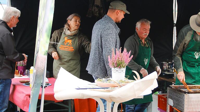 Klimatag in Hammelburg am 14.09.2024 - Leckere Bratwürste aus garantiert regionaler Herkunft verkaufte die Kreisgruppe Hammelburg des Bayerischen Jagdverbands. Klimatag in Hammelburg am 14.09.2024 - Leckere Bratwürste aus garantiert regionaler Herkunft verkaufte die Kreisgruppe Hammelburg des Bayerischen Jagdverbands.
