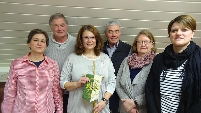 Der Gesangverein Frohsinn führte Neuwahlen durch (von links): Christine Kreß, Josef Böhm, Birgit Schultz, Berthold Volpert, Helma Böhm, und Corinna Jampolski. Foto: Peter Hart       -  Der Gesangverein Frohsinn führte Neuwahlen durch (von links): Christine Kreß, Josef Böhm, Birgit Schultz, Berthold Volpert, Helma Böhm, und Corinna Jampolski. Foto: Peter Hart