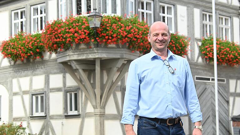 Der Gelchsheimer Bürgermeister Roland Nöth vor seinem schmucken Rathaus.&nbsp;