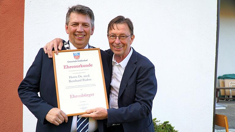 Bürgermeister Johannes Wagenpfahl, links, überreicht die Ernennungsurkunde an Dr. Bernhard Radon.