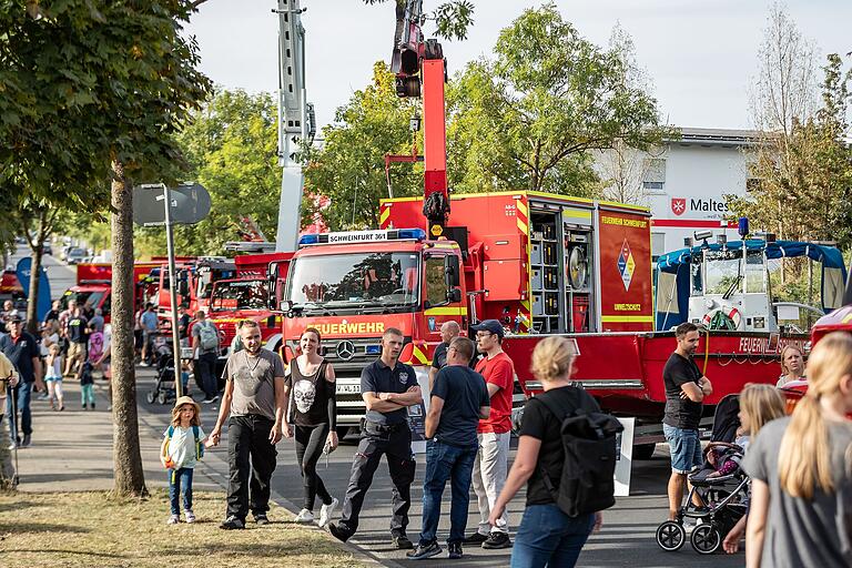 Der Andrang war riesig. Die Fahrzeuge konnten besichtig werden.