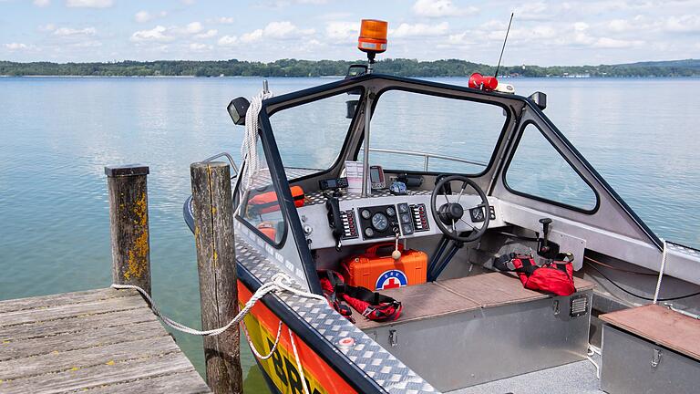 Wasserwacht in Bayern       -  Einsatz für die Wasserwacht am Starnberger See: Zwei Tauchende machen aus Luftnot einen Notaufstieg. (Archivbild)