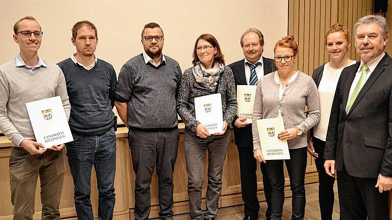 Der Stellvertretende Landrat Paul Streng (rechts) gratuliert den Gewinnern (von links): Andreas Laudenbach, Florian Hebeding, Mirco Dornberger aus Wiesentheid (1. Preis), Renate Hagen aus Geiselwind (2. Preis), Horst Held aus Kitzingen (3. Preis) sowie Nicola und Dominice Weiglein aus Iphofen (Sonderpreis) zum Ehrenamtspreis im Bereich Jugendarbeit.