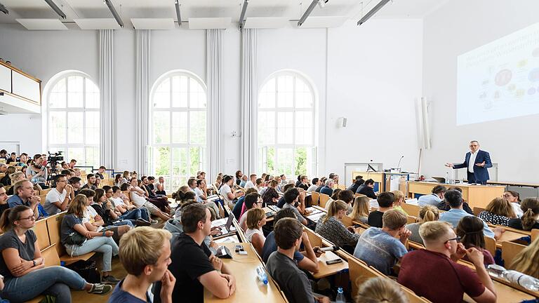 Vorlesung im Audimax an der Neuen Uni in Würzburg. Für das Image von Hochschulen ist ein gutes Abschneiden in internationalen Vergleichen wichtig. Vorlesung im Audimax an der Neuen Uni in Würzburg. Für das Image von Hochschulen ist ein gutes Abschneiden in internationalen Vergleichen wichtig.