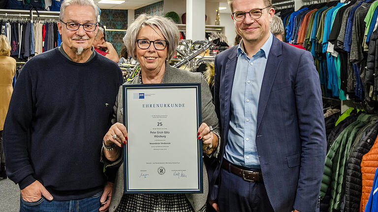 Über die Ehrenurkunde der IHK, die Dr. Lukas Kagerbauer (rechts) überreichte, freuen sich Peter und Hermine Götz.