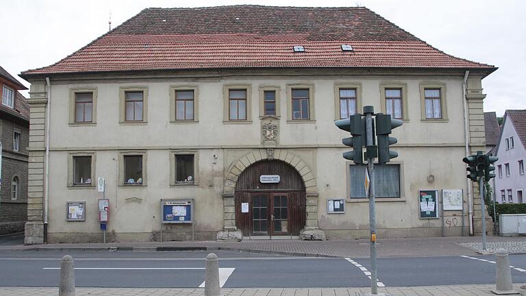 Den Bordstein an der Fußgängerampel in Mainstockheim auch auf der dem Stern gegenüberliegenden Seite abzusenken, steht nicht in der Macht der Gemeinde, da es sich um eine Staatsstraße handelt.