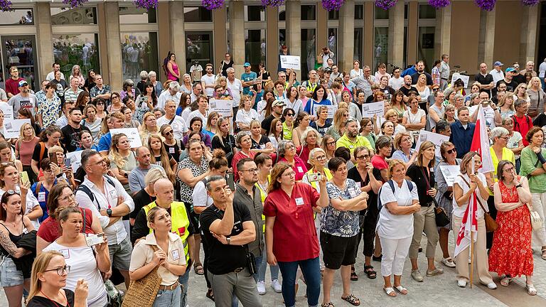 Rund 200 Mitarbeitende des St. Josef Krankenhauses in Schweinfurt hatten sich im Rathausinnenhof versammelt, um für den Erhalt ihrer Arbeitsplätze zu kämpfen.