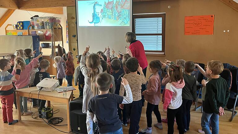 Die Kinder der Kindertagesstätten aus Unter- und Oberelsbach sind mit Begeisterung dabei und beteiligen sich mit großem Engagement bei der Vorlesung von Autorin Ute Krause. Die Kinder der Kindertagesstätten aus Unter- und Oberelsbach sind mit Begeisterung dabei und beteiligen sich mit großem Engagement bei der Vorlesung von Autorin Ute Krause.