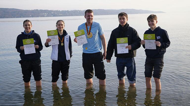 Gute Laune bei den jungen KRV-Ruderern nach 2x Gold und 1x Bronze bei der Internat. Dt. Meisterschaft im 30min Ergometer. Gute Laune bei den jungen KRV-Ruderern nach 2x Gold und 1x Bronze bei der Internat. Dt. Meisterschaft im 30min Ergometer.