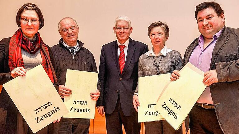 Gemeindevorsitzender Josef Schuster (Mitte) mit den neuen Museumsführern (von link): Irena Kruetschkow, Lev Shimanovich, Ludmila Shimanovich und Alexander Schif.