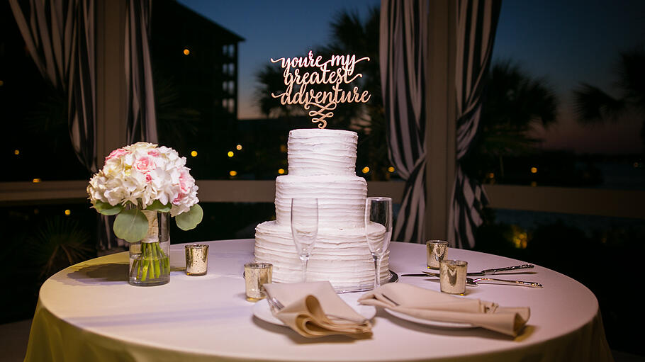 Cake Topper       -  Schriftzüge sind moderne Cake Topper. Sie können auf jeder Torte platziert werden.