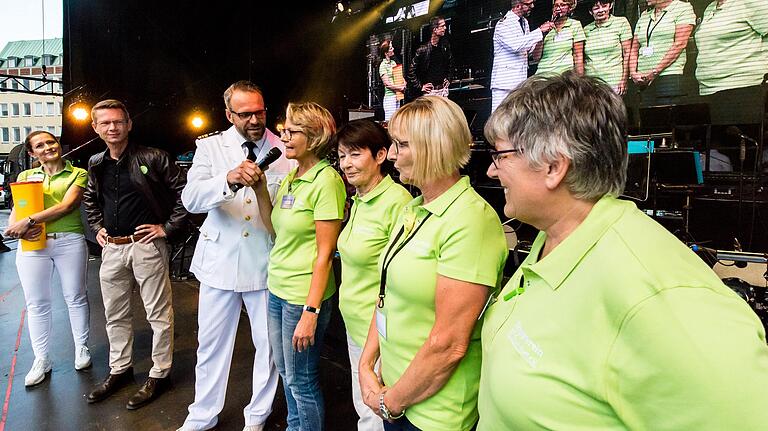 Vertreterinnen des Hospizverein Schweinfurt stellten im Beisein von Oberbürgermeister Sebastian Remelé (Zweiter von links) ihre Arbeit vor. Hier ist Susanne Ritzmann im Gespräch mit dem Moderator des Abends, Johannes Langendorf.