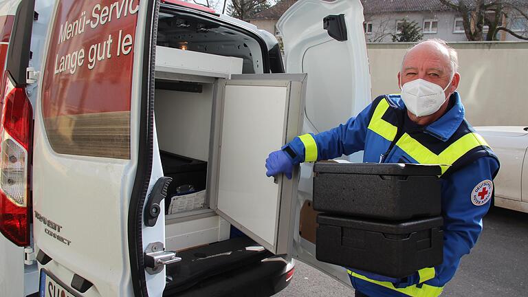 Das Essen wird in großen Styroporboxen transportiert. Auf dem Boden liegen aufgeheizte Metallplatten, damit alles schön warm bleibt.