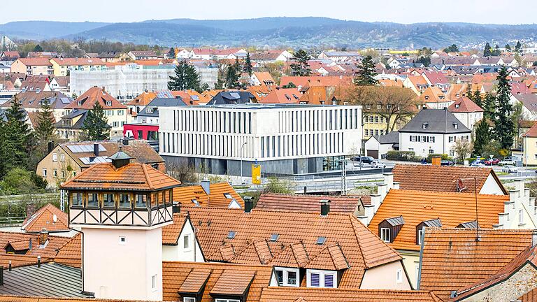 Vor dem Haßfurter Amtsgericht musste sich ein 25-Jähriger verantworten, weil er Passanten belästigt und Polizisten beleidigt hatte. Vor dem Haßfurter Amtsgericht musste sich ein 25-Jähriger verantworten, weil er Passanten belästigt und Polizisten beleidigt hatte.