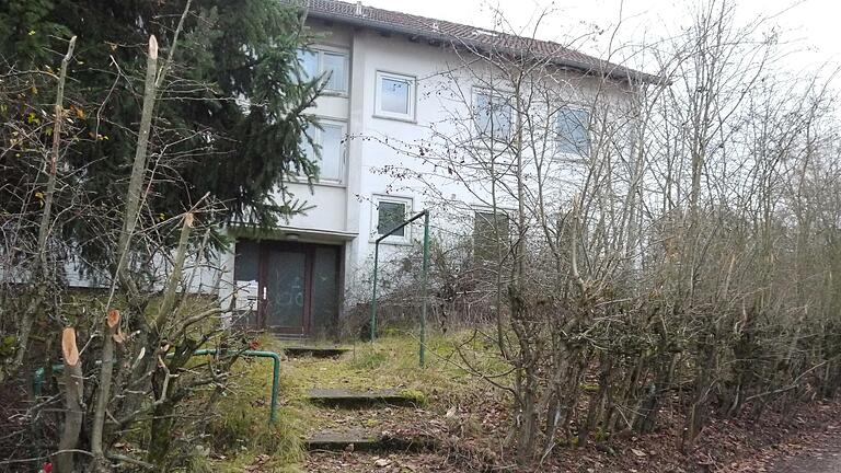 In der Dörrenbergstraße 2 (im Bild) und der Rothenrainer Straße in Wildflecken sollen bis zu 50 afghanische Ortskräfte unterkommen. Dieses Vorhaben der Regierung von Unterfranken stieß im Gemeinderat auf große Bedenken. Foto: Rebecca Vogt - In der Dörrenbergstraße 2 (im Bild) und der Rothenrainer Straße in Wildflecken sollen bis zu 50 afghanische Ortskräfte unterkommen. Dieses Vorhaben der Regierung von Unterfranken stieß im Gemeinderat auf große Bedenken. Foto: Rebecca Vogt In der Dörrenbergstraße 2 (im Bild) und der Rothenrainer Straße in Wildflecken sollen bis zu 50 afghanische Ortskräfte unterkommen. Dieses Vorhaben der Regierung von Unterfranken stieß im Gemeinderat auf große Bedenken. Foto: Rebecca Vogt - In der Dörrenbergstraße 2 (im Bild) und der Rothenrainer Straße in Wildflecken sollen bis zu 50 afghanische Ortskräfte unterkommen. Dieses Vorhaben der Regierung von Unterfranken stieß im Gemeinderat auf große Bedenken. Foto: Rebecca Vogt