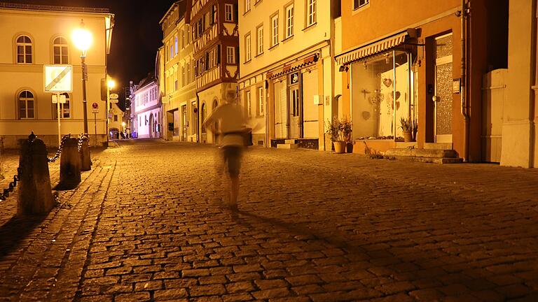 Nächtliche Straßenszene in Kitzingen: Am Montagabend zogen etwa 200 Menschen durch die Innenstadt, um gegen die deutsche Corona-Politik zu demonstrieren (Symbolbild).&nbsp;