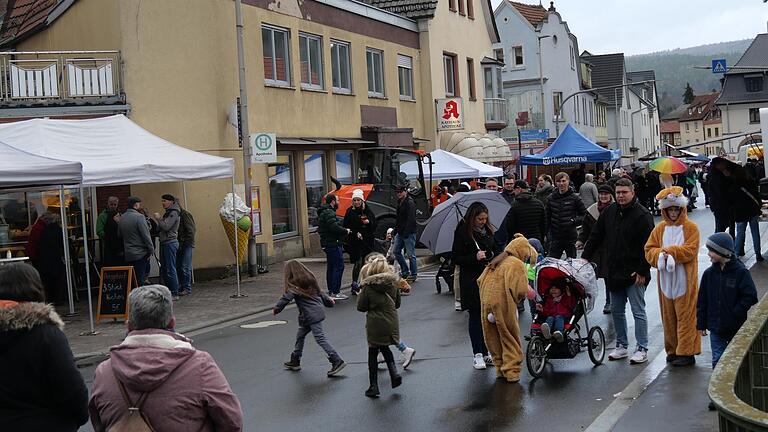 Mieses Wetter hielt viele Gäste vom Besuch des Burgsinner Ostermarktes ab.