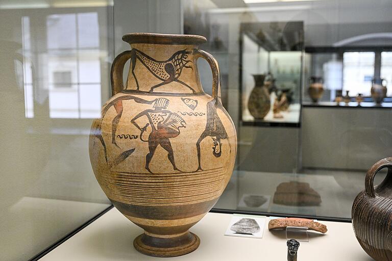 Ein einzigartiges Stück aus der Privatsammlung: etruskische Amphora aus dem frühen 7. Jahrhundert vor Christus. Sie zeigt eine Kithara mit sieben Saiten. Das Instrument wurde erst kurz zuvor in Griechenland erfunden, es gibt laut Sammlungsdirektor Jochen Griesbach-Scriba keine vergleichbare Darstellung aus dieser Zeit. Ein einzigartiges Stück aus der Privatsammlung: etruskische Amphora aus dem frühen 7. Jahrhundert vor Christus. Sie zeigt eine Kithara mit sieben Saiten. Das Instrument wurde erst kurz zuvor in Griechenland erfunden, es gibt laut Sammlungsdirektor Jochen Griesbach-Scriba keine vergleichbare Darstellung aus dieser Zeit.