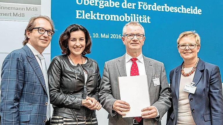 Vergangene Woche in Berlin: Stadtwerke-Chef Andreas Schlagmüller (Zweiter von rechts) hat von Bundesverkehrsminister Alexander Dobrindt (CSU) einen Förderbescheid über 121 000 Euro für einen Elektrobus erhalten. Auch Dobrindts Staatssekretärin Dorothee Bär (CSU/Zweite von links) sowie die Maßbacher SPD-Parlamentarierin Sabine Dittmar waren dabei.