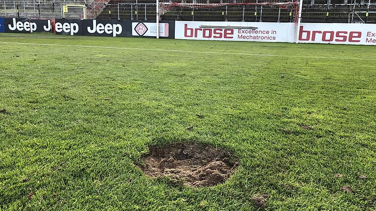 Da fehlt doch was: Der Elfmeterpunkt, von dem aus Kapitän Sebastian Schuppan das 2:2 besorgt und den Würzburger Kickers somit den Aufstieg in die Zweite Bundesliga gesichert hatte, ist ausgestochen worden.