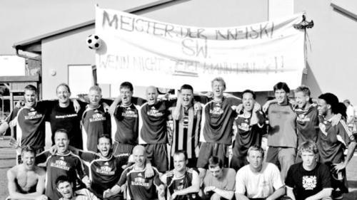 Die Meister des VfL Kleinlangheim: (stehend von links) Christopher Gansbühler, Wolfgang Kober, Bernhard Wernecke, Rudi Federsel, Sven Radler, Dennis Zehnder, Arthur Eberhardt, Wolfgang Friedel, Sportleiter Ralf Müller, Spielertrainer Thomas Beer, Amadou Jallow; (kniend von links) Sascha Bader, Florian Friedel, Marc Köhler, Alexander Hartmann, Sebastian Gramlich, Edelfan Jens Kämereit, Alexander Baum, Michael Aulenbach und (liegend) Manuel Tippmann. Es fehlt Michael Pröschel.       -  Die Meister des VfL Kleinlangheim: (stehend von links) Christopher Gansbühler, Wolfgang Kober, Bernhard Wernecke, Rudi Federsel, Sven Radler, Dennis Zehnder, Arthur Eberhardt, Wolfgang Friedel, Sportleiter Ralf Müller, Spielertrainer Thomas Beer, Amadou Jallow; (kniend von links) Sascha Bader, Florian Friedel, Marc Köhler, Alexander Hartmann, Sebastian Gramlich, Edelfan Jens Kämereit, Alexander Baum, Michael Aulenbach und (liegend) Manuel Tippmann. Es fehlt Michael Pröschel.