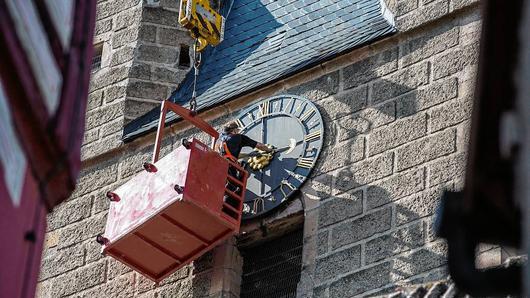 Arbeiten in schwindliger Höhe: Der Kirchturmtechniker Manfred Peter demontiert den Uhrzeiger.