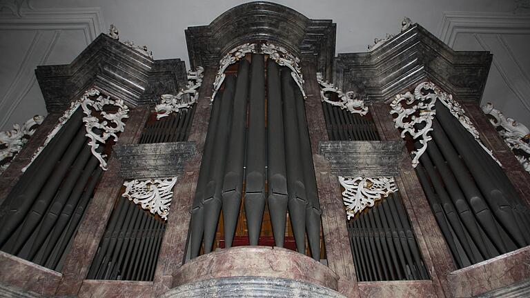 Die Orgel in der Volkacher Stadtpfarrkirche St. Bartholomäus und St. Georg: Das Instrument ist defekt und muss repariert werden, erhalten werden soll das historische Prospekt aus dem 18. Jahrhundert