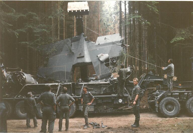 Bergung der Wrackteile der Transall, die am 11. Mai 1990 bei Rodenbach abgestürzt war. Damit beauftragt waren Bundeswehrsoldaten aus Hammelburg.