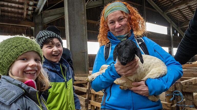 Hatten jede Menge Spaß beim Kurs der VHS Bad Neustadt 'Naturgeburtstage von Schafen': die Kinder (von links) Klara und David sowie Kurs-Teilnehmerin Gudrun Vöth.