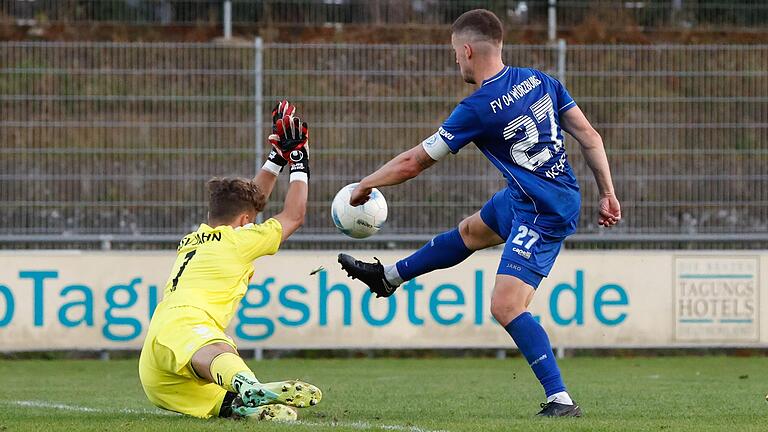 Dennie Michel (rechts) vom FV 04 Würzburg kommt frei vor Torhüter Justin Bartl vom SSV Jahn Regensburg II zum Abschluss.