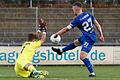 Dennie Michel (rechts) vom FV 04 Würzburg kommt frei vor Torhüter Justin Bartl vom SSV Jahn Regensburg II zum Abschluss.