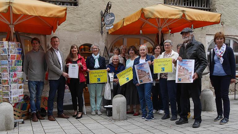 Peter Juks überreicht die Urkunde an  Elke Krapp-Hepps von der Steuerungsgruppe des Stadtrats. Auf dem Foto (von links): Felix von Zobel, Peter Juks, Elke Krapp-Hepps, Britta Huber, MitarbeiterInnen des Weltladens.