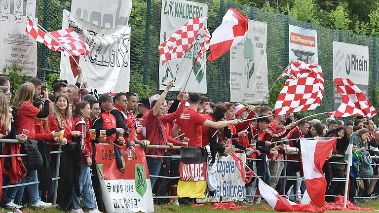 Der Anhang der SG Hausen/Nordheim feierte seine Mannschaft trotz der Niederlage. Der Anhang der SG Hausen/Nordheim feierte seine Mannschaft trotz der Niederlage.