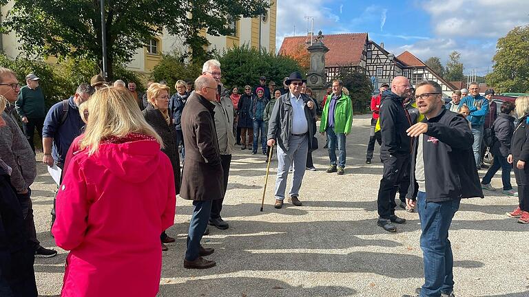 Bürgermeister Steffen Kropp (rechts) bei der Eröffnung des Rundweges und des 1. Bergenwinkelwandertages