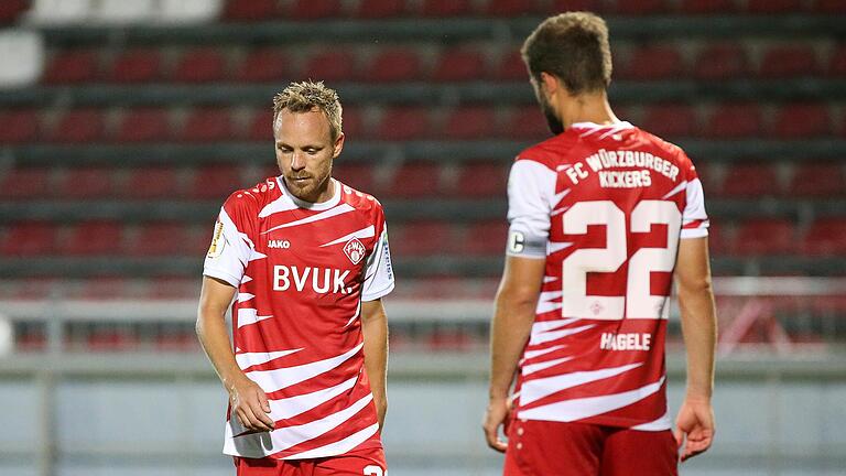 Sein Treffer reichte den Kickers gegen Hannover nicht: Arne Feick trabt enttäuscht vom Rasen, auch bei Kapitän Daniel Hägele (rechts) hängt der Kopf nach unten.