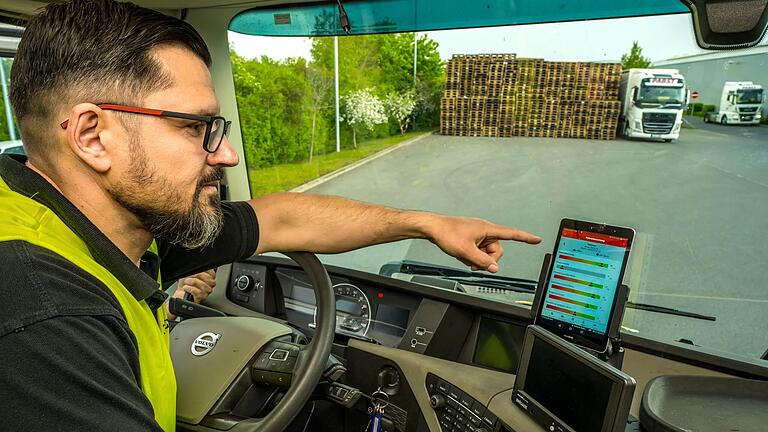 Die Spedition Pabst in Gochsheim belohnt Lkw-Fahrer mit Prämien durch ein Punktesystem für den optimalen Umgang mit Lastzügen. Lkw-Fahrer Ovidiu-Ionut Spatarelu zeigt, dass er aktuell 87 Punkte von maximal 100 erreicht hat.&nbsp;