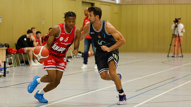 Spielertrainer Christian Gabold (rechts) von der TG Sprintis Veitshöchheim setzt gegen den ballführenden Raamus Toure-Alassani von der Würzburg Baskets Akademie nach. Während 'Veits' die Play-offs erreicht hat, muss die Akademie in der Play-down-Runde spielen.